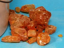 020270-colofonium-brokken-1-kg-detail